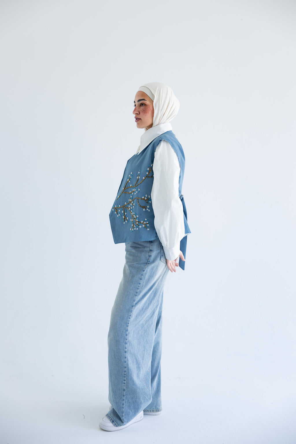 Blossom-beaded vest in chambray cotton - Dusty Blue