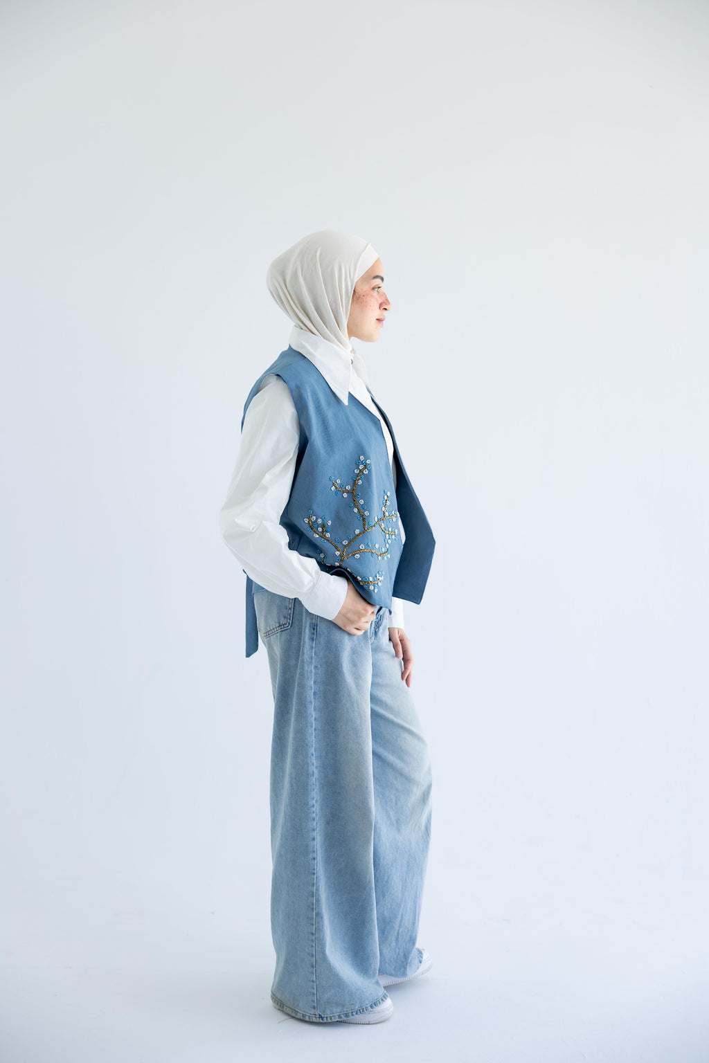 Blossom-beaded vest in chambray cotton - Dusty Blue