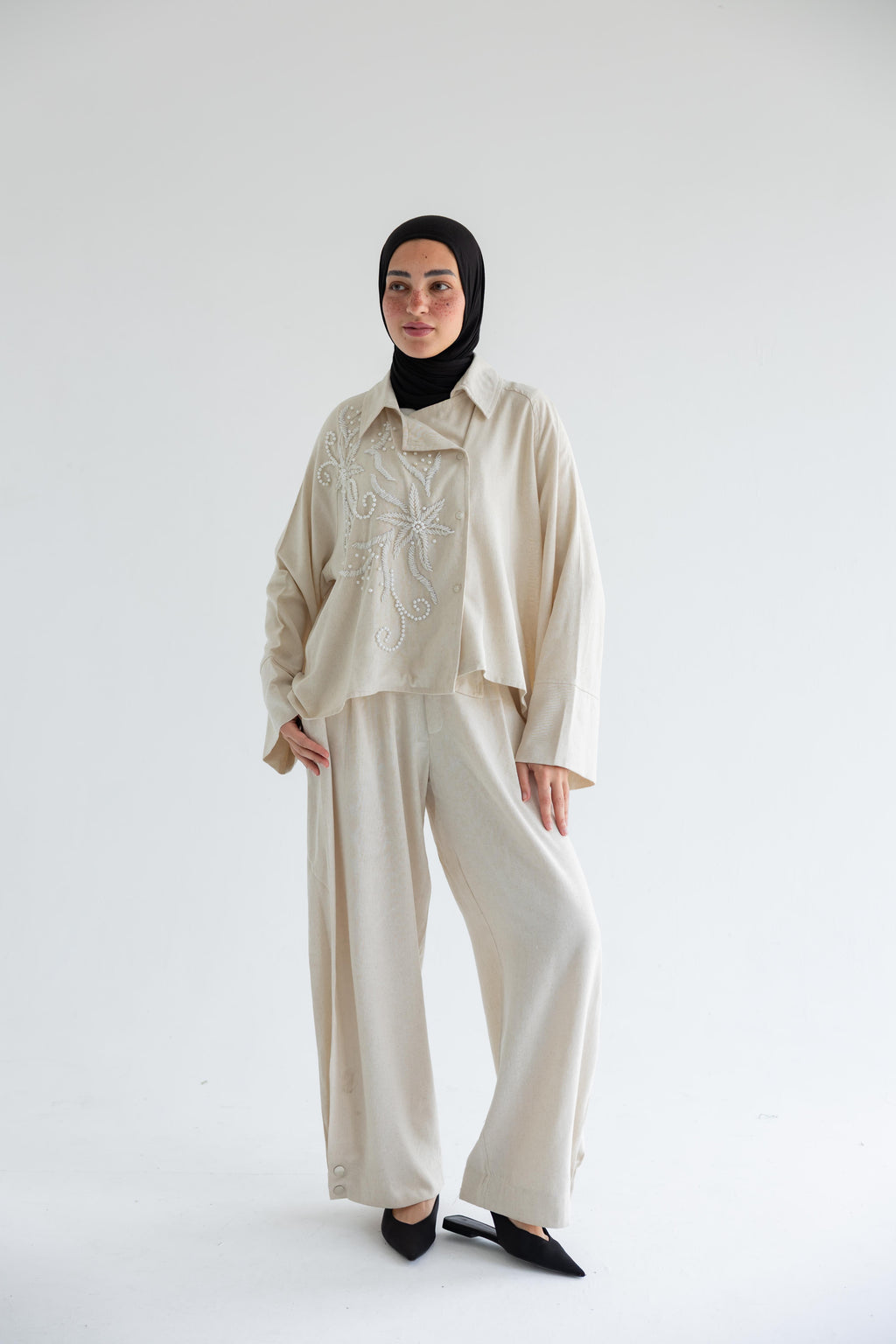 Embroidered floral set in linen - Beige