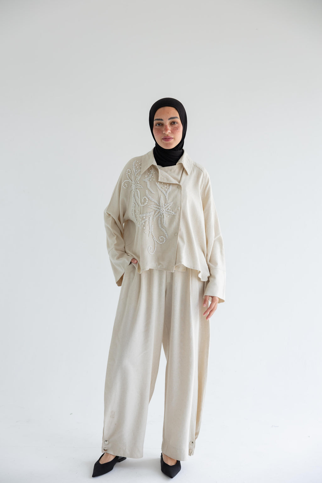 Embroidered floral set in linen - Beige