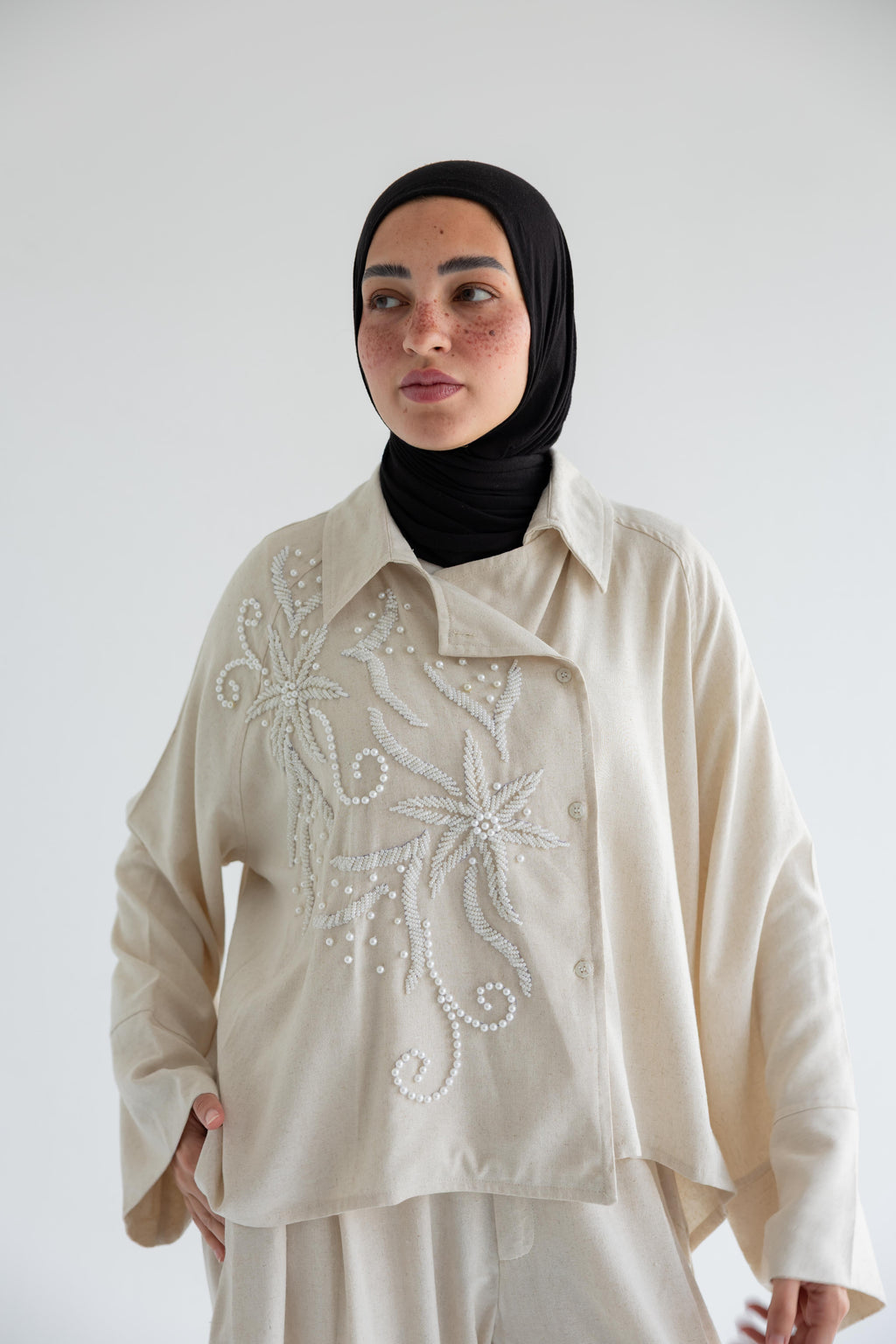 Embroidered floral set in linen - Beige